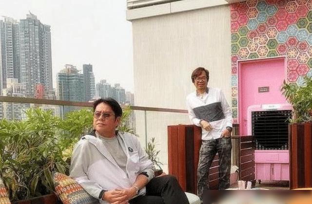 k1体育3915棋牌下载走进谭咏麟在香港的家买房特意选在了顶楼天台看到整个维港